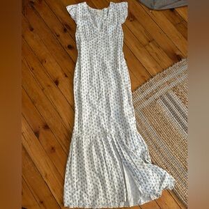 ☀️3/$/25 monteau off white ruffle tiered maxi dress blue floral print medium